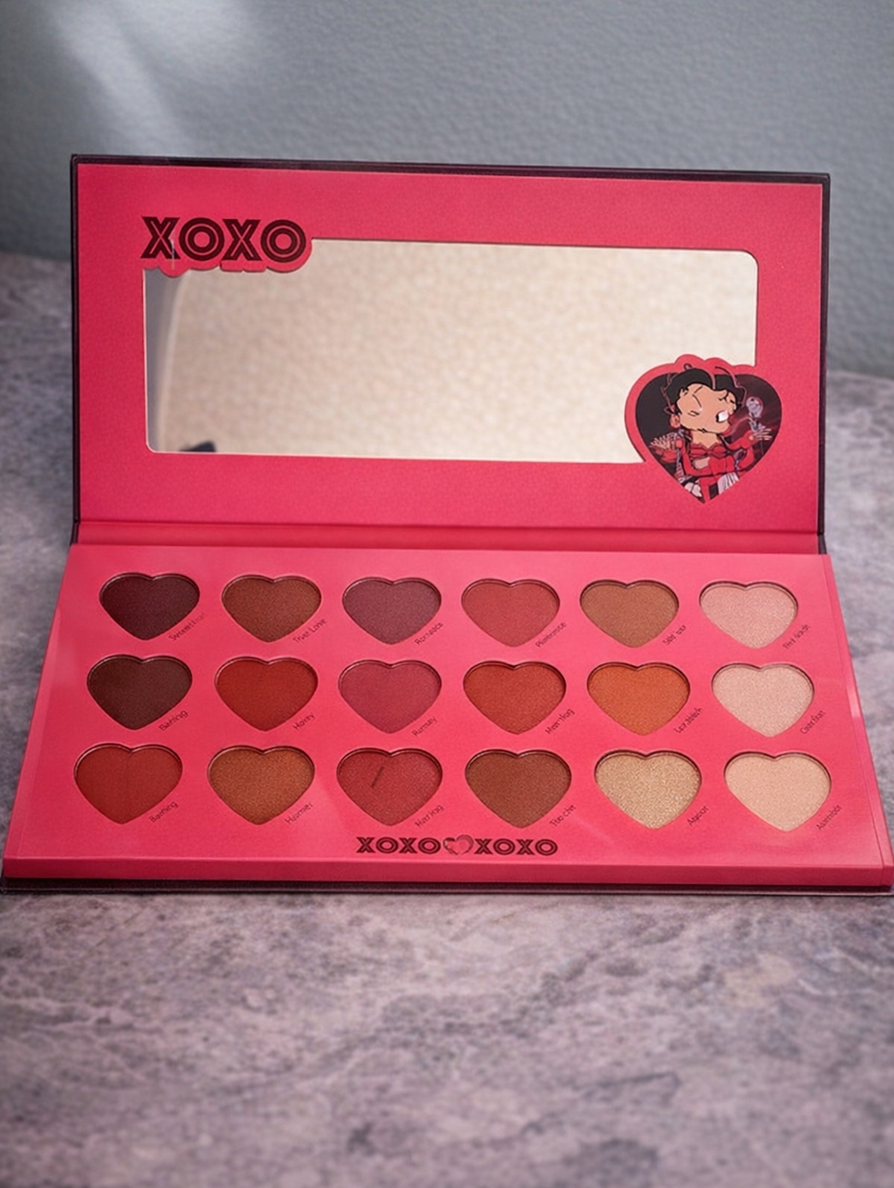 Betty Boop × CélaVi XOXO Bundle – Eyeshadow Palette, Eyelash Curler & Nose Strip - Picture 4 of 6